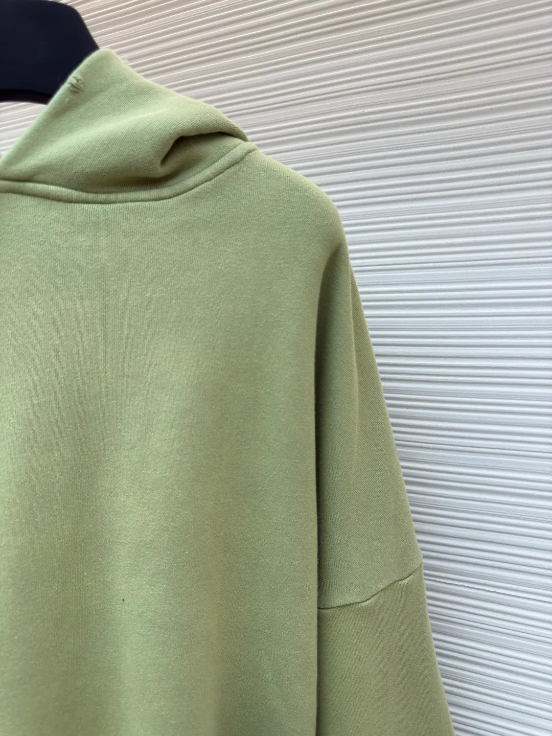 Acne Studios 1996 distressed printed hooded sweatshirt ●Item number: 1680617-A85 ●Material: pure cotton fabric ●Technology: printing production ●Version: loose fit ●Weight: about 920 grams ●Size: S-M-L-XL ●Description: The fabric is made of custom-made pure cotton, washed with distressed and dirty gradient techniques, printed on the back, and the overall wiring is straight and delicate. The fabric is comfortable and soft, with consistent colors and no color difference. It can be matched with the same style to create a fashionable look and control various occasions. Customized accessories, complete with three standards, same style for men and women!